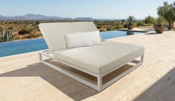 Cama de exterior de aluminio blanca