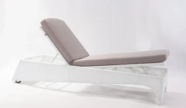 Tumbona blanca de rattan