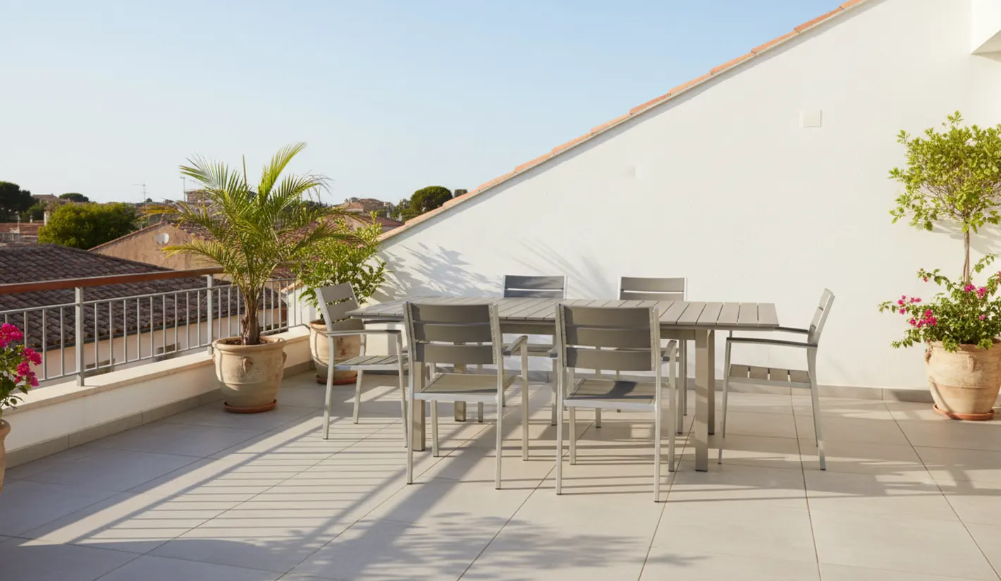 Comedor exterior aluminio con madera sintética