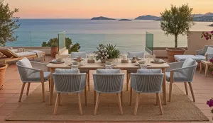 Mesa y sillones de eucalipto para exterior