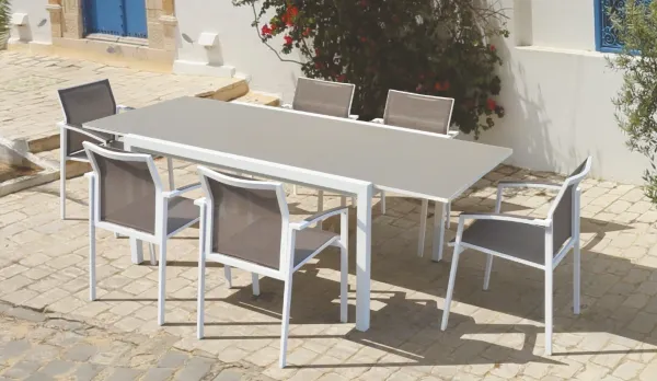 Muebles de jardín, sillas y mesas en aluminio blanco