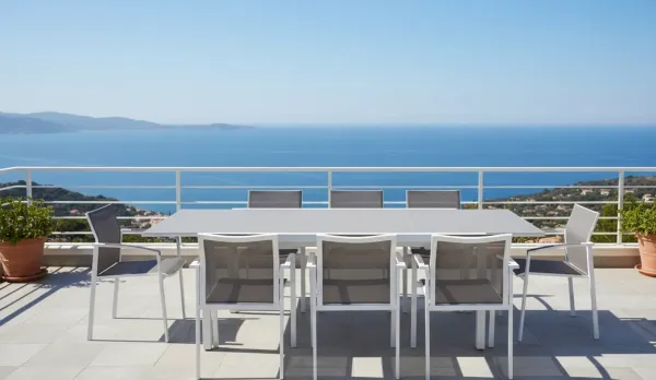 Muebles de jardín, sillas y mesas en aluminio blanco