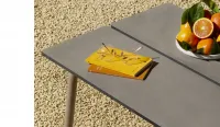 Mesita de acero con compacto fenólico
