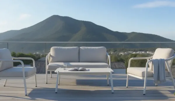 Conjunto exterior de sofás y sillones de cuerda y mesa porcelánica