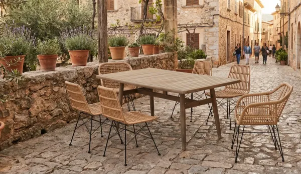 Mesa de acacia para exterior con sillas o sillones