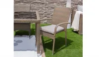 Silla de rattan color topo apilable
